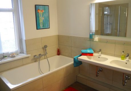 Modernes Bad mit Dusche, Wanne, Doppelwaschtisch und WC