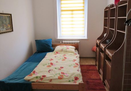 Helles kleines Zimmer mit Doppelbett